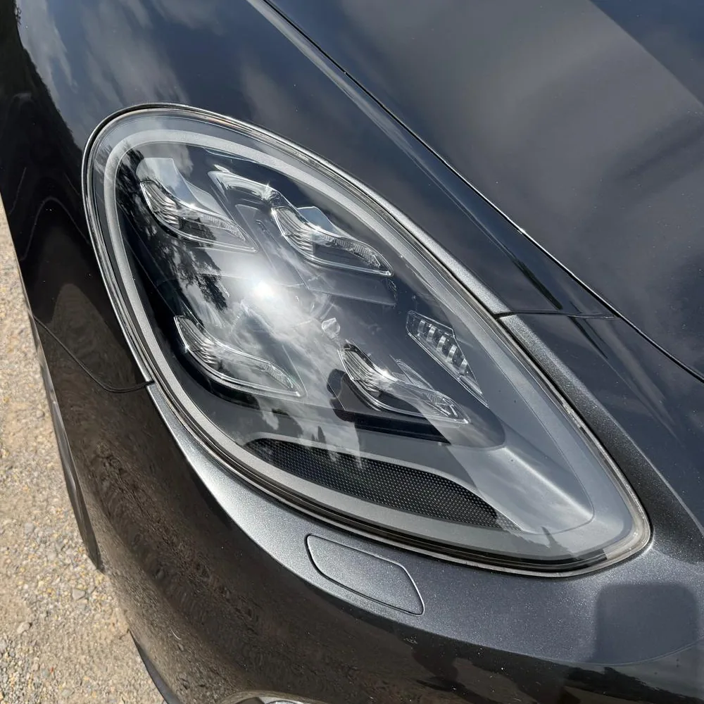 Optique de Porsche Panamera après rénovation, verre parfaitement transparent