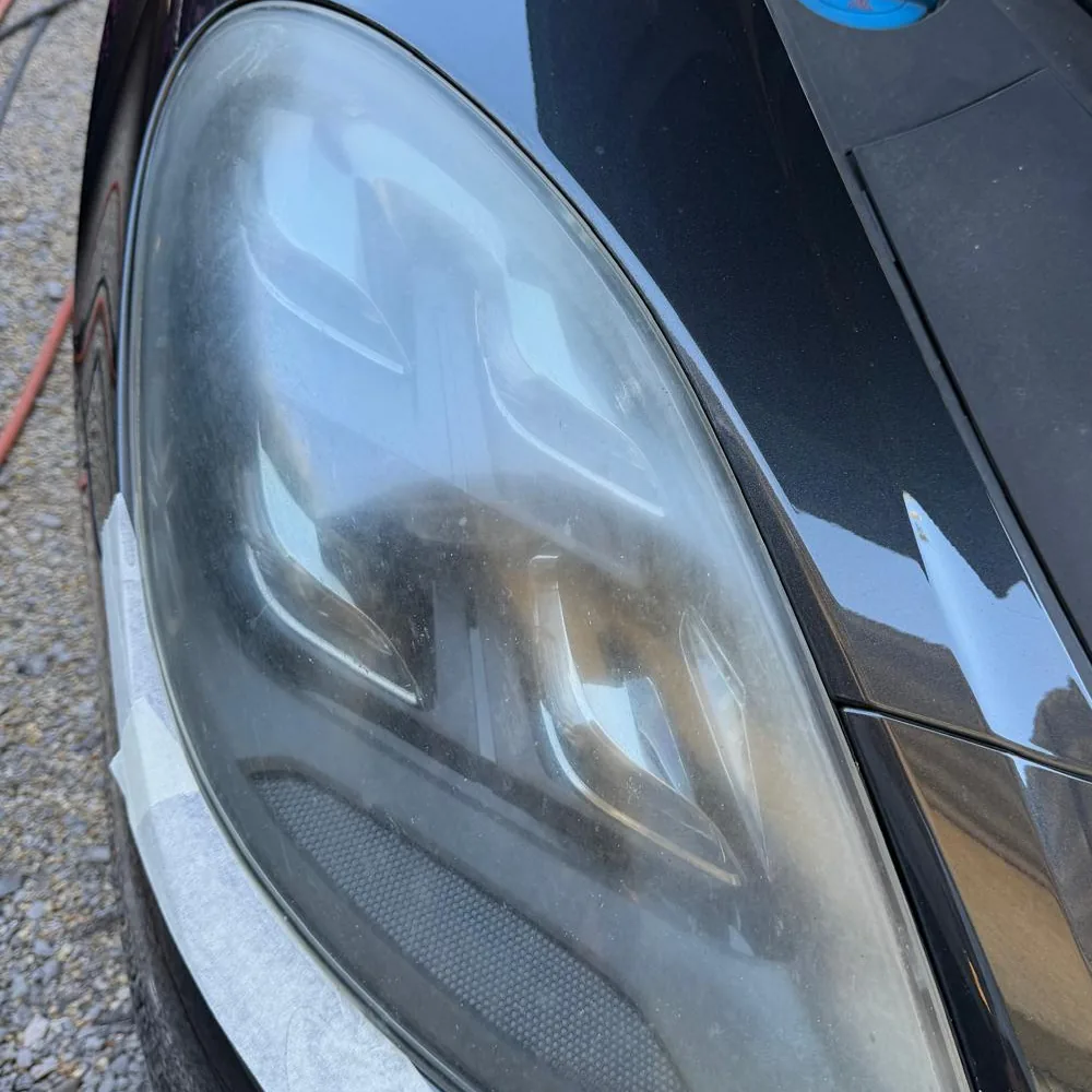 Optique de Porsche Panamera avant rénovation, verre voilé et oxydé